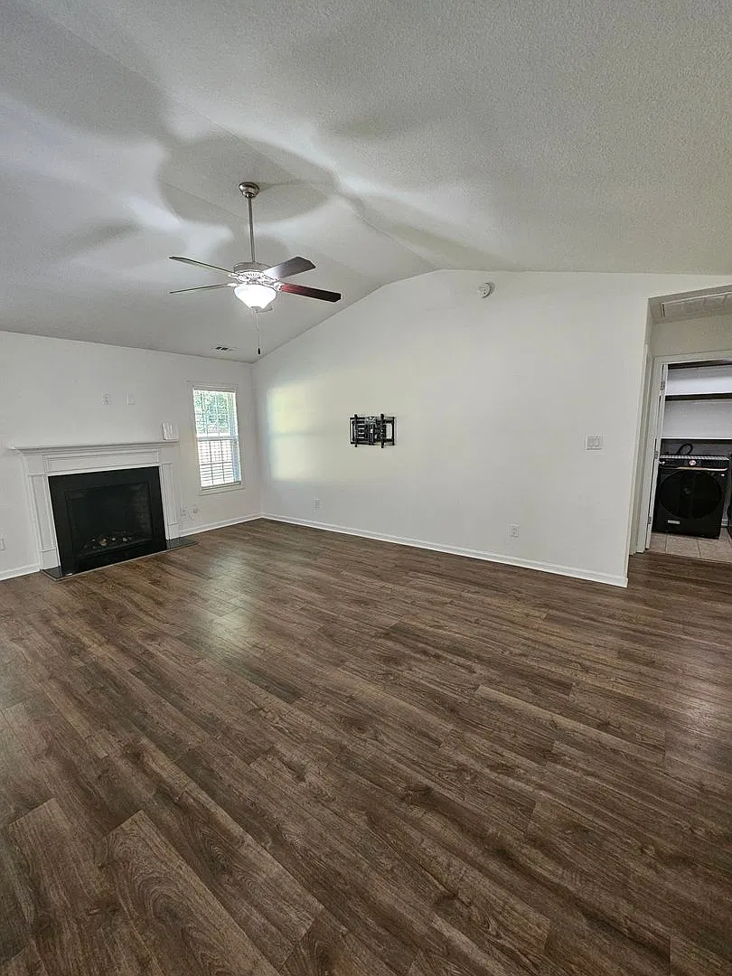 Lovely 3 Bedroom with Trash Included and Option to Include Water! — Photo 3
