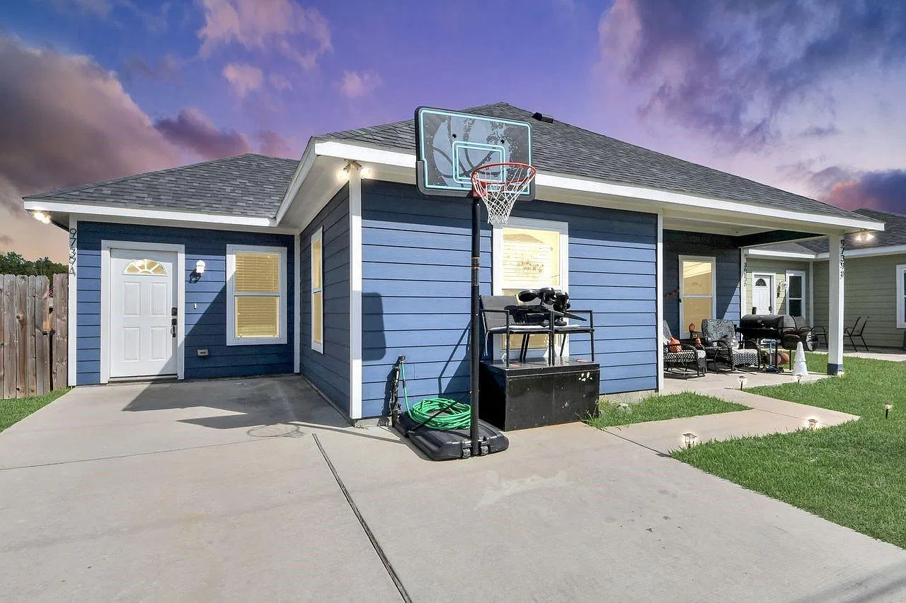 2 bed, 1.0 bath, 1581 sqft, $1,350 — Photo 2