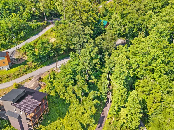 818 Davenport Rd, Gatlinburg, TN 37738