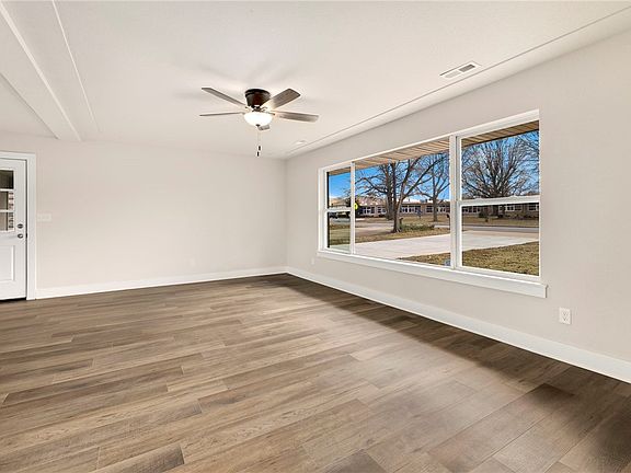 4th image of 8 E Poplar St