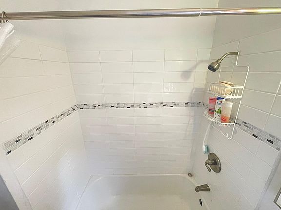 3rd image of 709 Lemon St