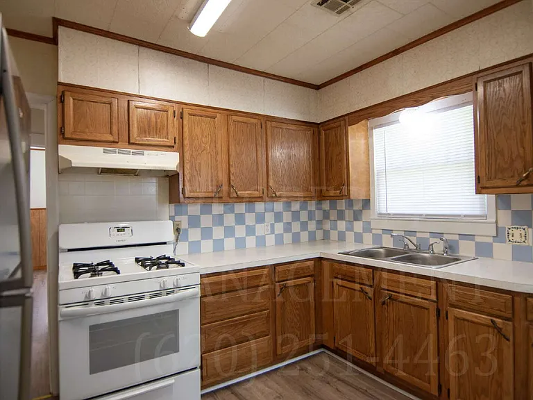1318 W 6th St — Photo 2