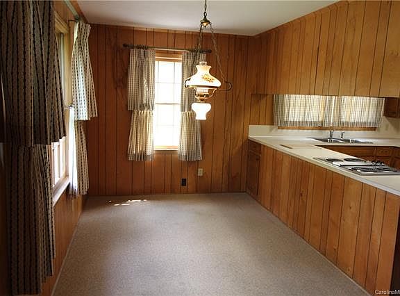 4th image of 735 Waverly Pl
