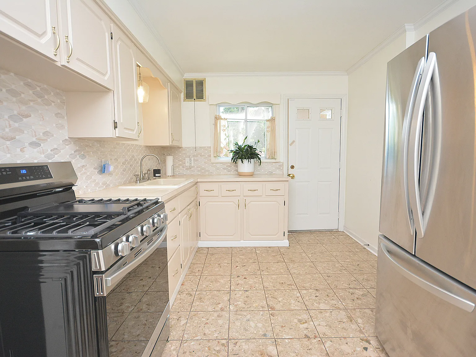 3 bed, 2.5 bath, $3,600 — Photo 2