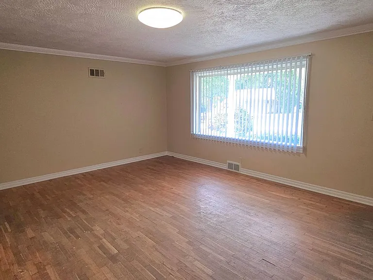 512 W Normal St — Photo 2
