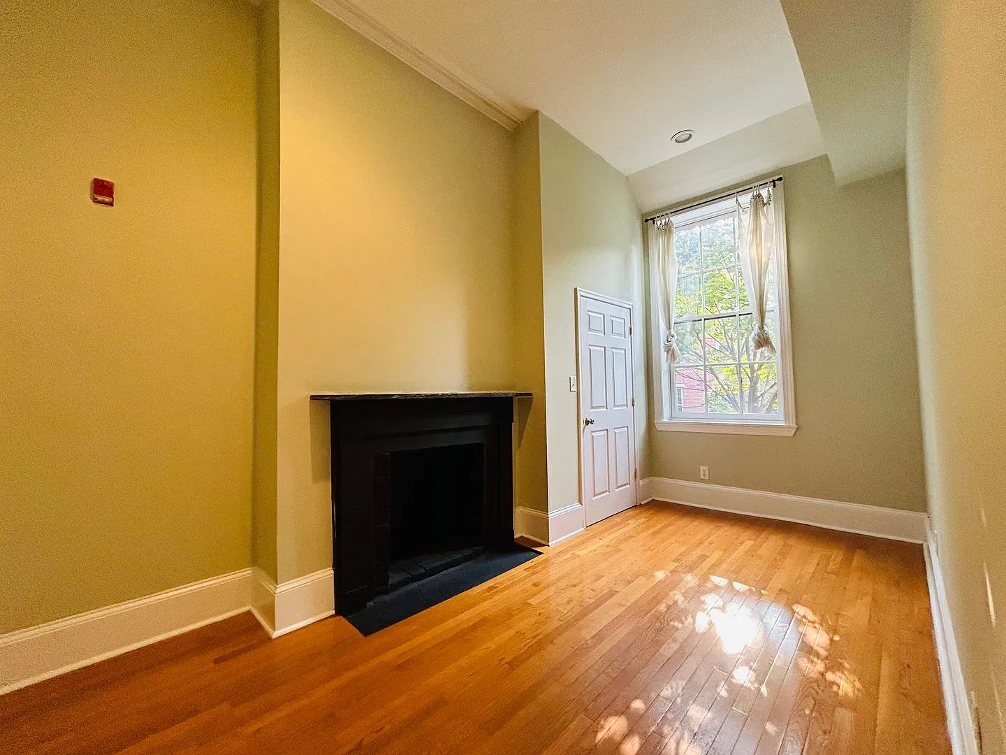 Great 3 Bedroom Unit! Available 10/5 — Photo 2