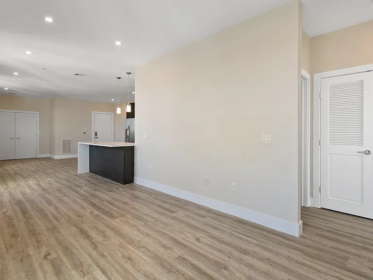 E Plaza & Residences — Photo 40