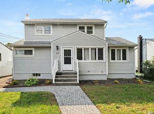 607 N Monroe Avenue, Lindenhurst, NY 11757