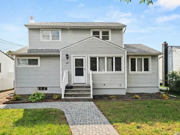 607 N Monroe Avenue, Lindenhurst, NY 11757