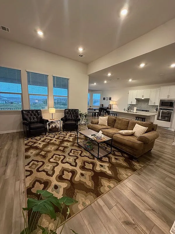 4 bed, 2.5 bath, 2111 sqft, $3,000 — Photo 3