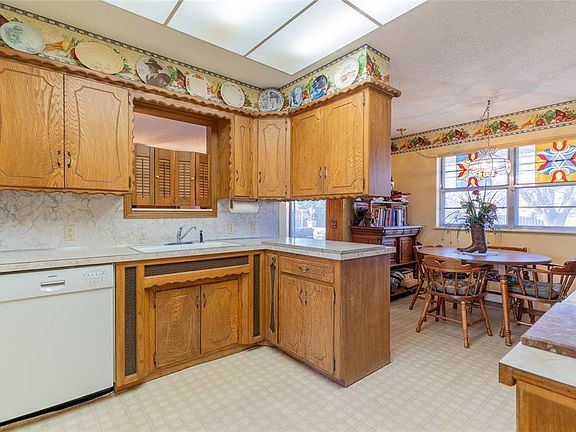 5th image of 713 Maple St