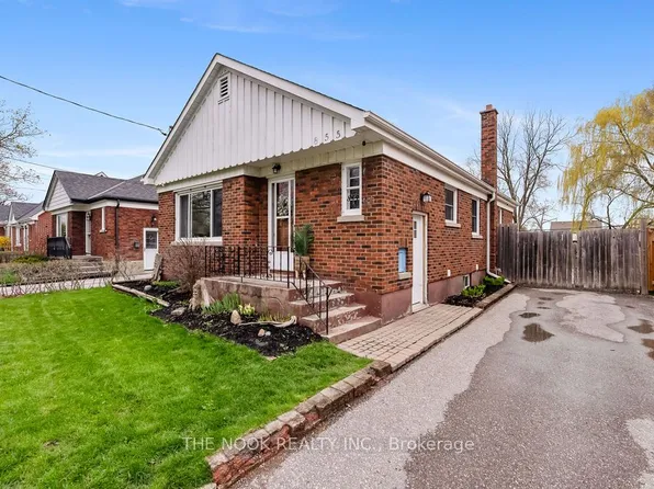 855 Hortop St, Oshawa, ON L1G 4N8