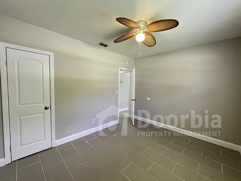 1635 Brookview Dr S — Photo 9