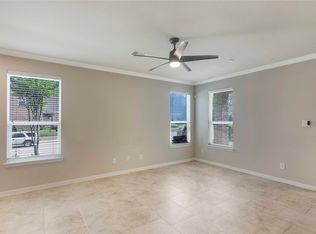 19 Umbria Ln, Spring, TX 77382