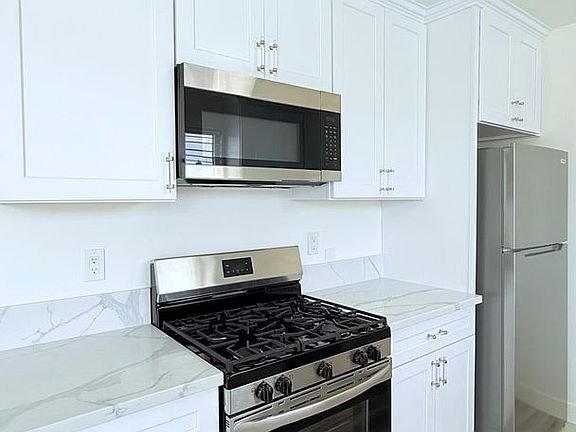 5th image of 3844 Potomac Ave APT 15
