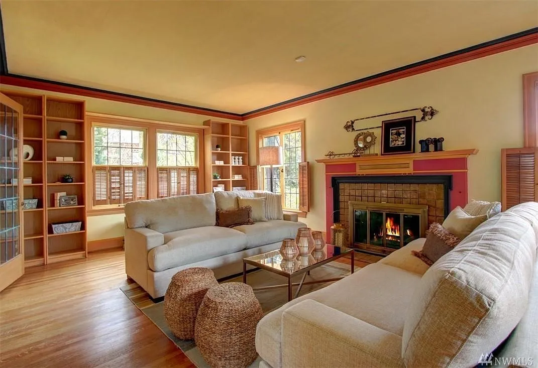 9 bed, 3.5 bath, 3900 sqft, $12,100 — Photo 2