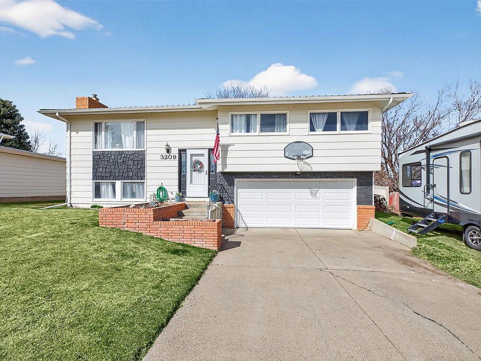 1st image of 3209 19th Ave S