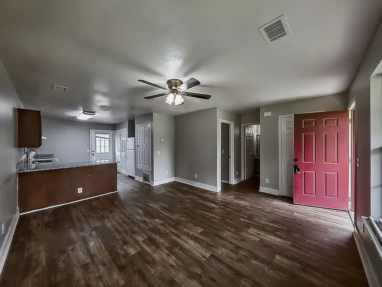 102 NW Park St #2 — Photo 5
