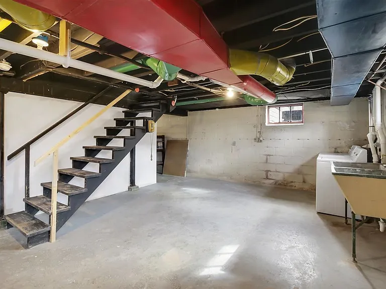 713 W Green St — Photo 24