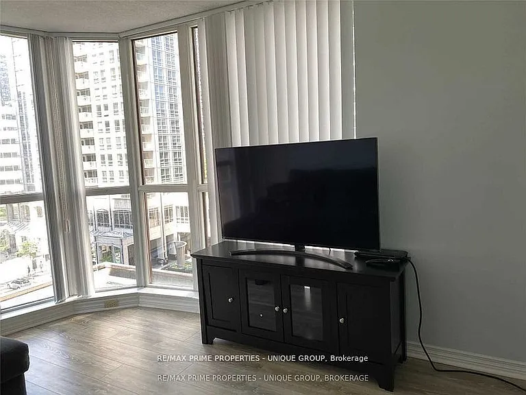 736 Bay St #512 — Photo 12