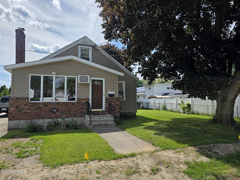2nd image of 1735 Suffolk Avenue