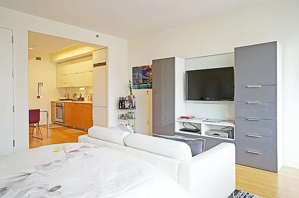 Rented by Yael Dunsky Real Estate | media 30