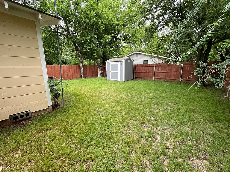 927 E Symmes St — Photo 10