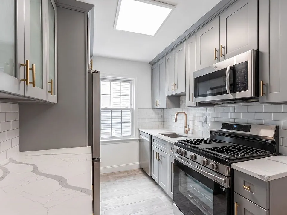 32 Kelly Pkwy #1