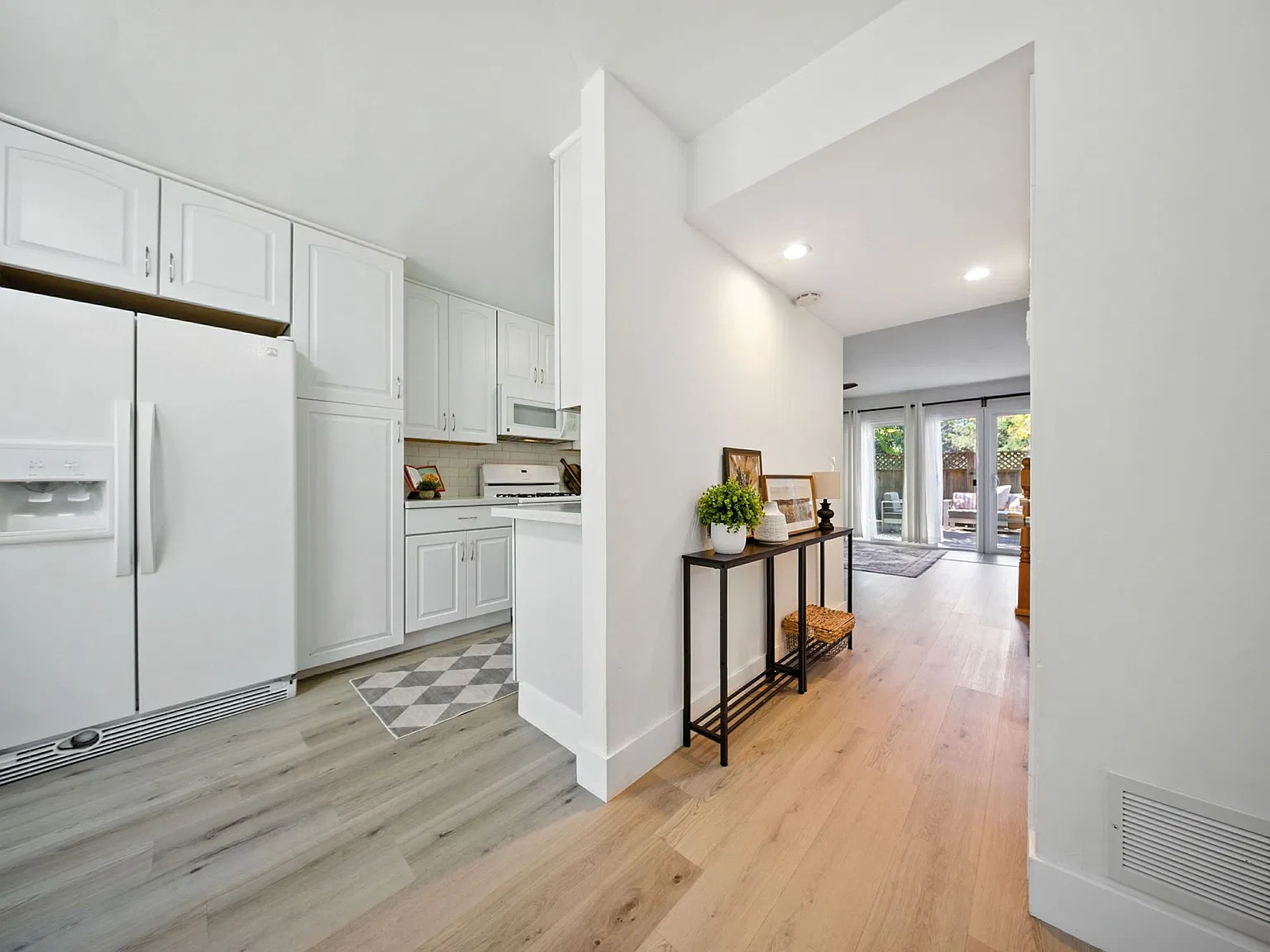 1880 Tesoro Ct — Photo 2
