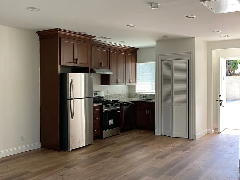 1424 Encino Ave — Photo 6