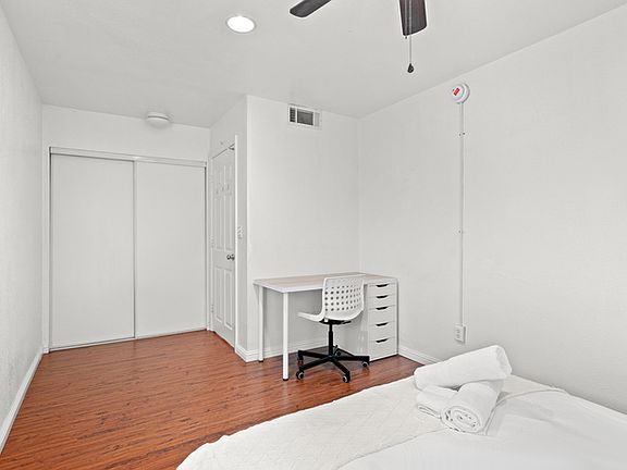 4th image of 1384 W 37th Pl #4