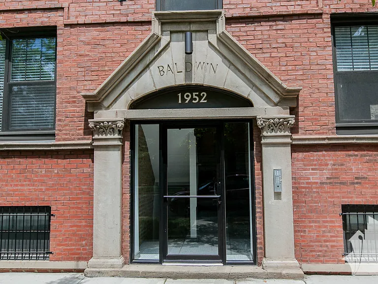 1939 W Nelson St — Photo 11