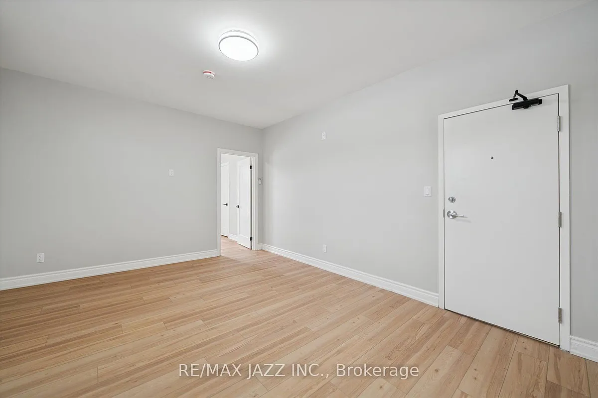 Building Photo - 251 Simcoe St S #201