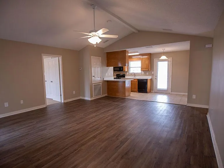1220 Springfield Dr — Photo 4