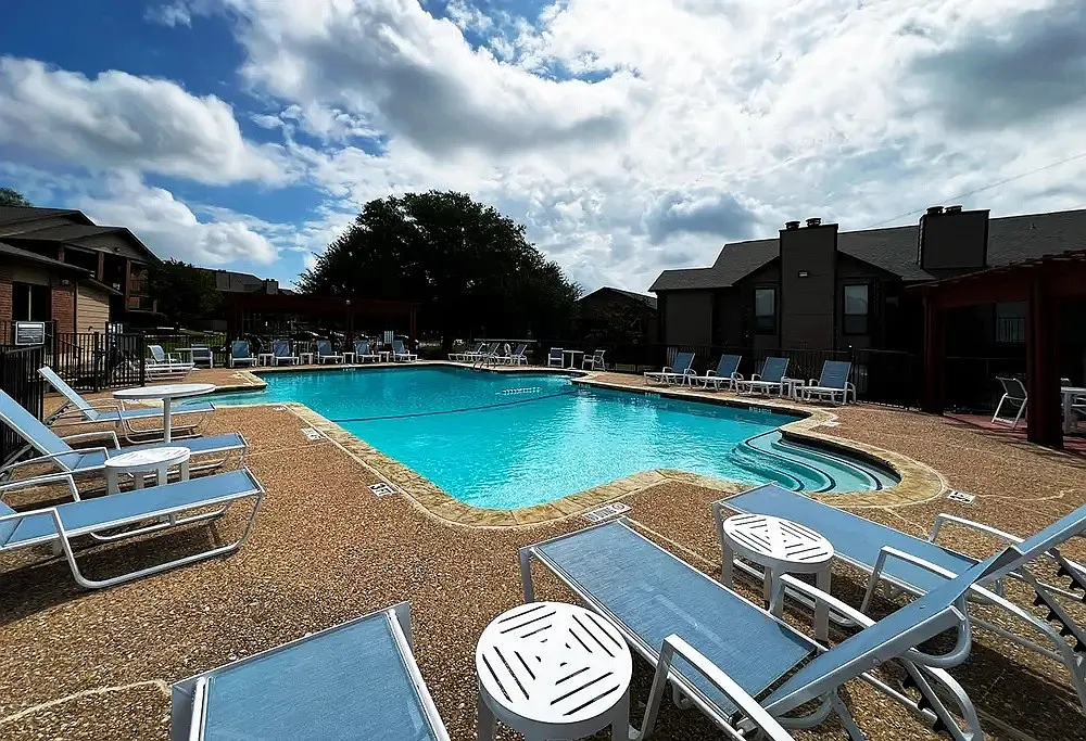 Valley Creek Apartments — Photo 1