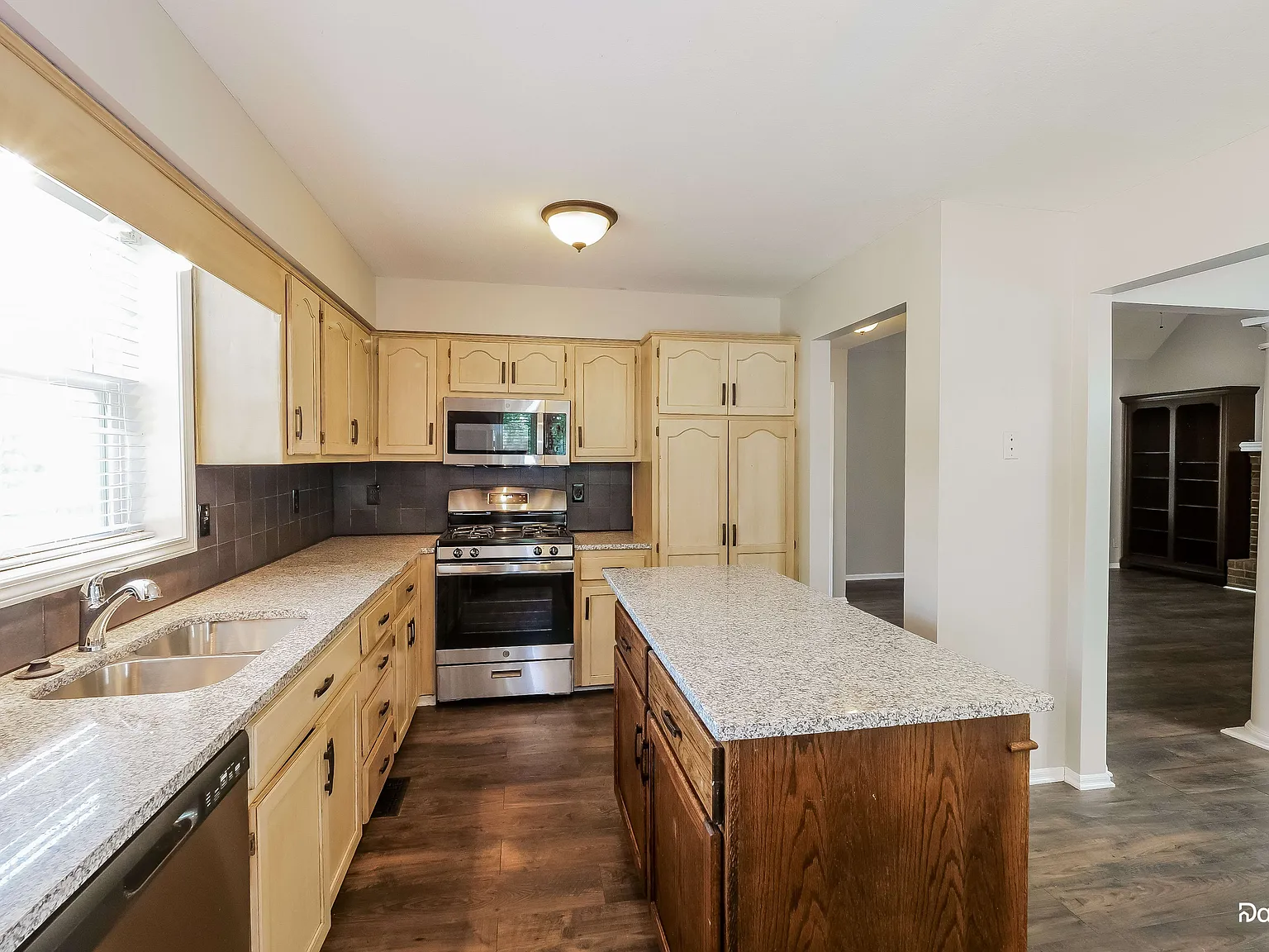4 bed, 2.5 bath, 1747 sqft, $2,205 — Photo 3