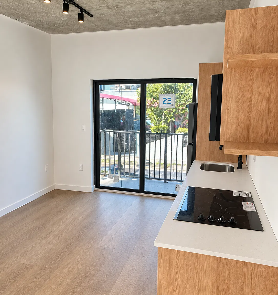 Studio, 400 sqft, $1,900 — Photo 4