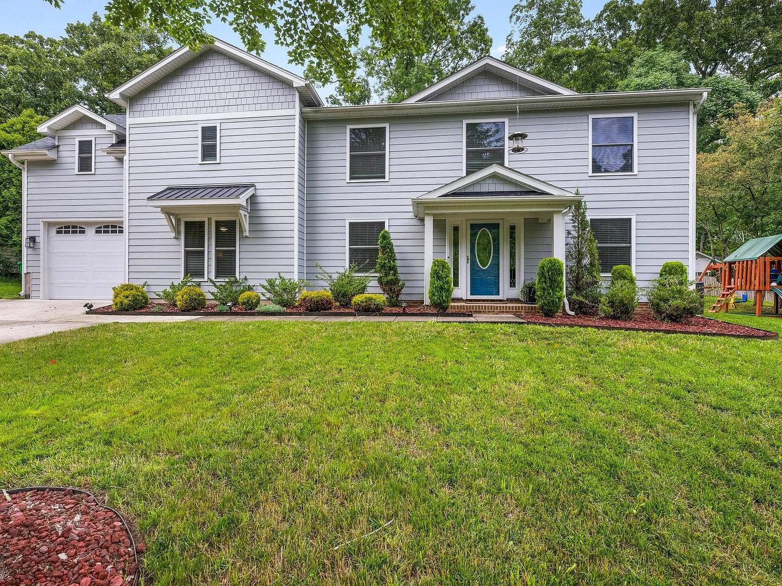 4 bed, 2700 sqft, $4,400 — Photo 1