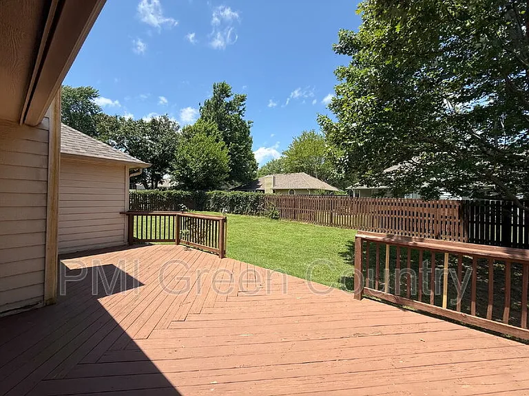 1800 W Jefferson St — Photo 17