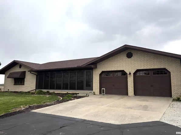 18067 Dee Mack Rd, Mackinaw, IL 61755