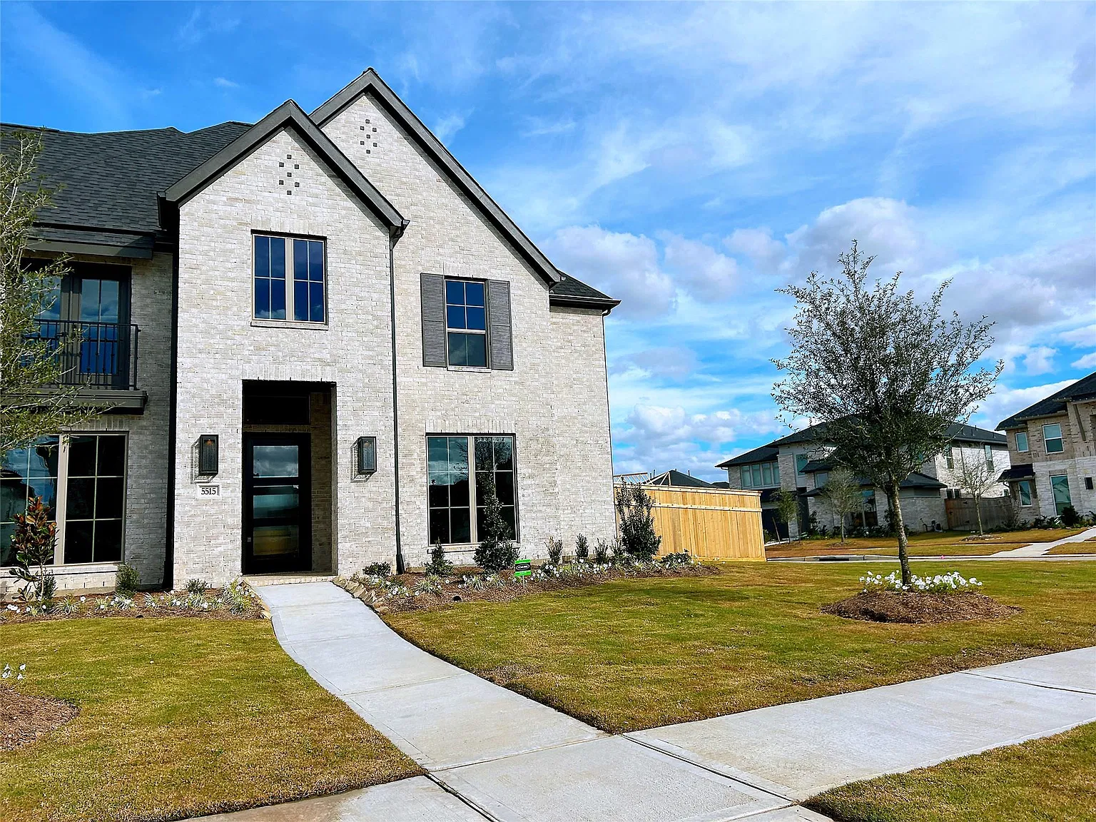 5 bed, 4.5 bath, 4199 sqft, $6,700 — Photo 3