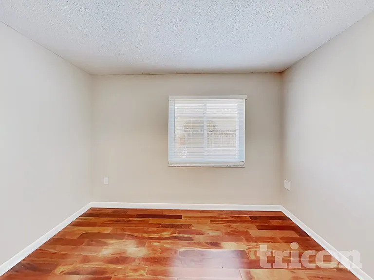 4442 Sandhurst Dr — Photo 12