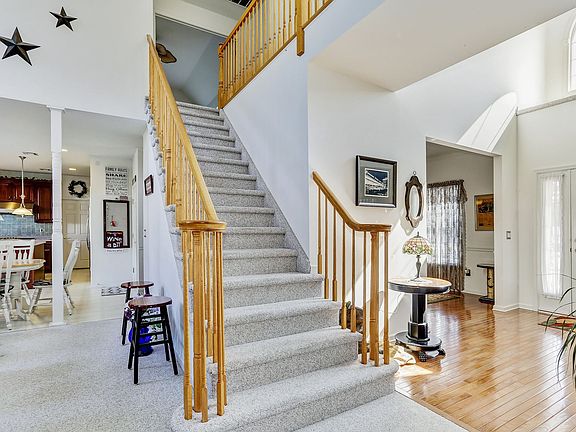 5th image of 38 Regina Dr