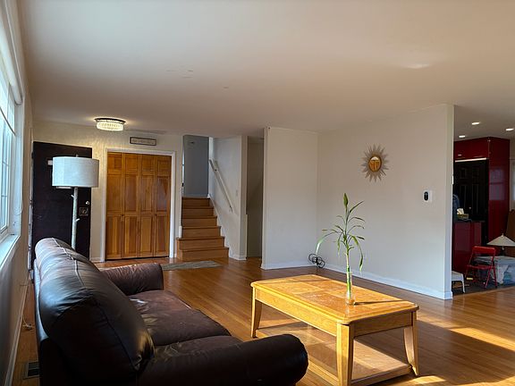 2nd image of 1306 Longmeadow Dr