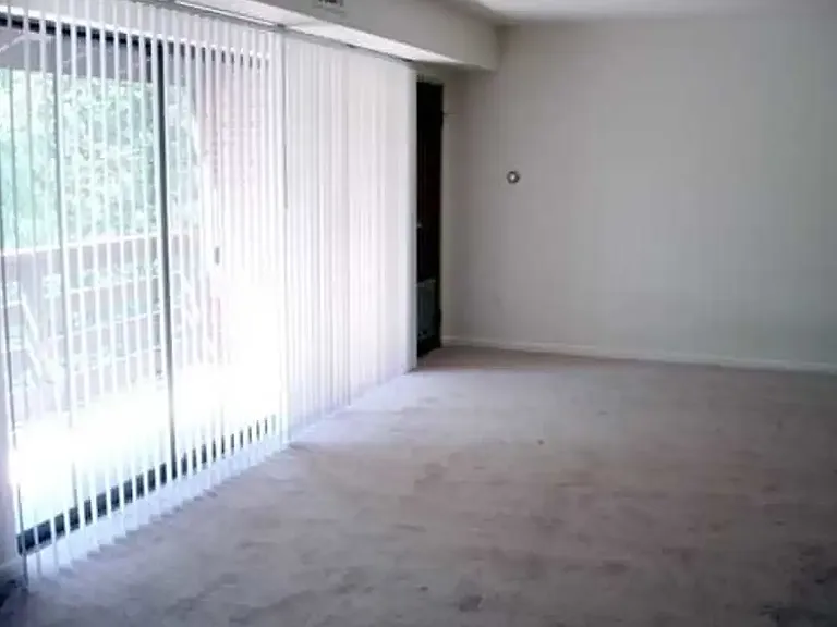 Ebonhurst Apartments — Photo 12