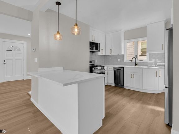 3rd image of 51 Sunset Ave