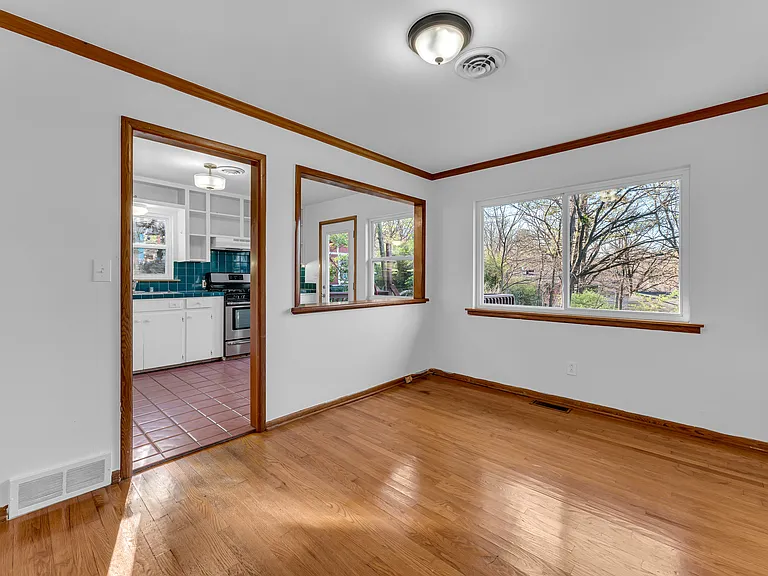 515 W Holly St — Photo 7