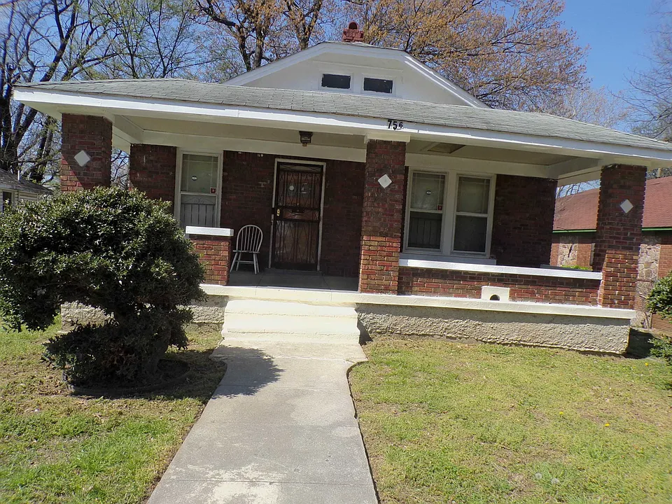 756 S Pkwy E