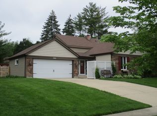 596 Monterey Dr, Crystal Lake, IL 60014