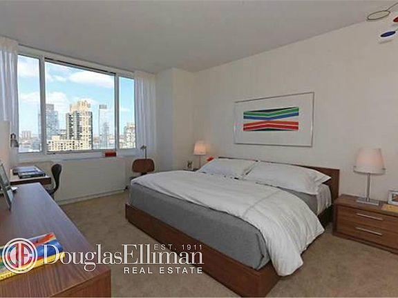 3rd image of 160 W 62nd St APT 15A
